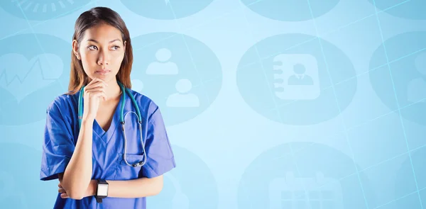 Asiatische Krankenschwester denkt mit der Hand am Kinn — Stockfoto