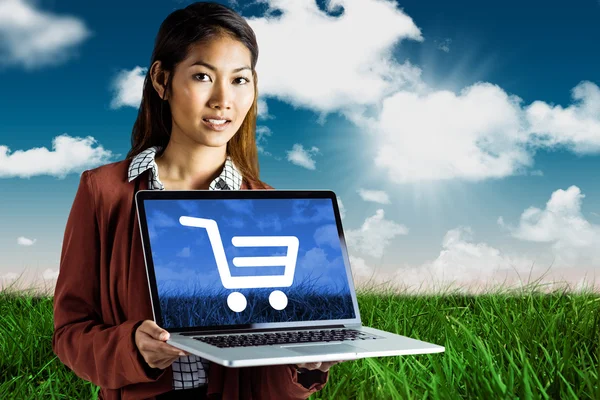 Lächelnde Geschäftsfrau zeigt einen Laptop — Stockfoto