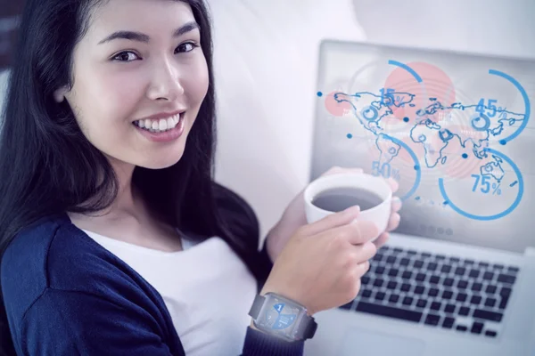 Mujer asiática relajándose en el sofá con café — Foto de Stock