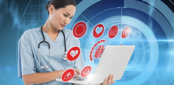 Surgeon using a laptop in hospital — Stock Photo, Image