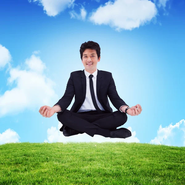 Geschäftsmann sitzt mit Meditationsgeste — Stockfoto