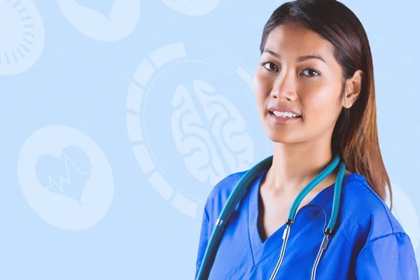 Asiatiska sjuksköterska med stetoskop tittar på kameran — Stockfoto