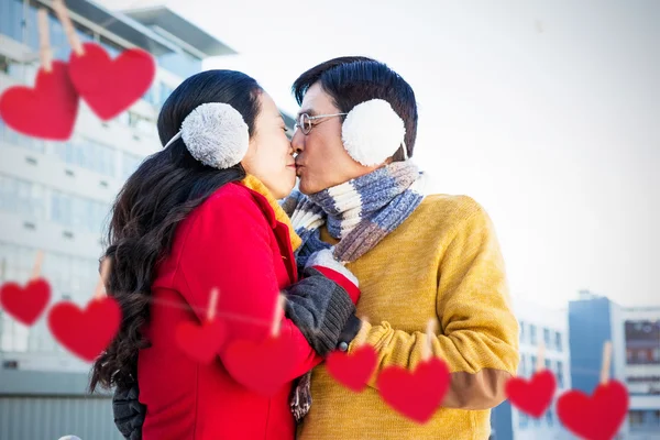 Coppia baciare sul balcone — Foto Stock