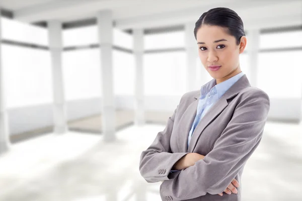 Gorgeous businesswoman posing with the arms crossed — Stock Photo, Image