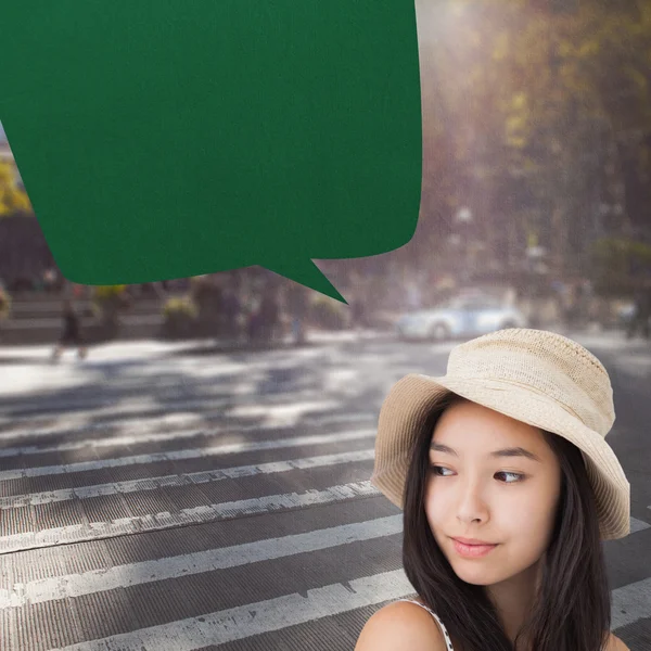 Mujer con sombrero de paja mirando hacia otro lado —  Fotos de Stock