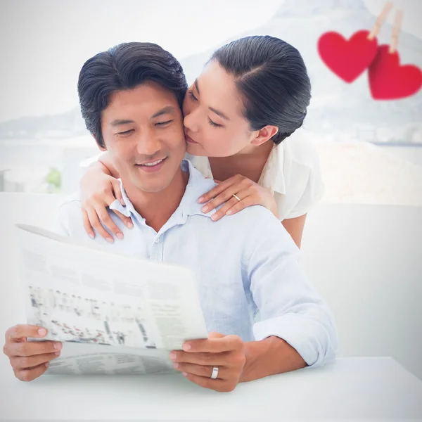 Casal lendo um jornal juntos — Fotografia de Stock