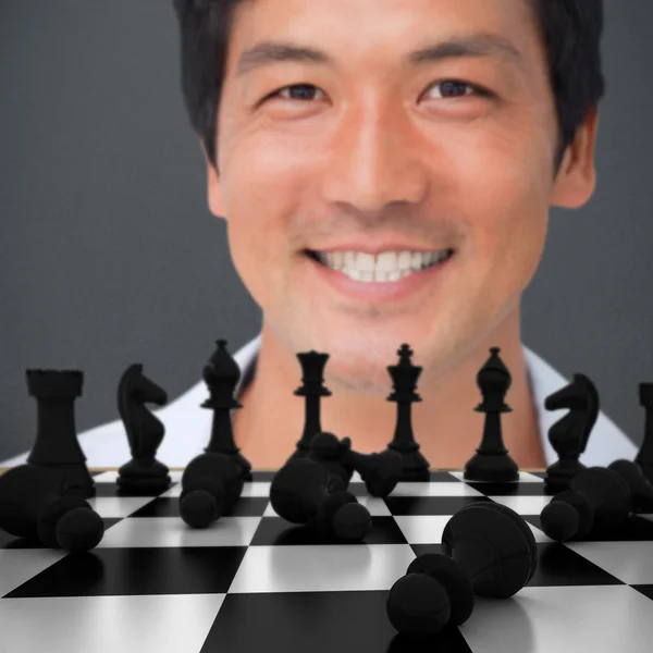 Homme contre pièce d'échecs — Photo