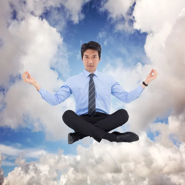 Hombre de negocios asiático haciendo yoga — Foto de Stock