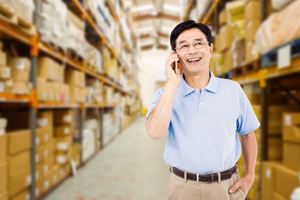 Homem feliz falando no celular — Fotografia de Stock