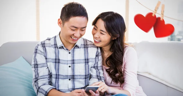 Счастливая пара с помощью смартфона — стоковое фото