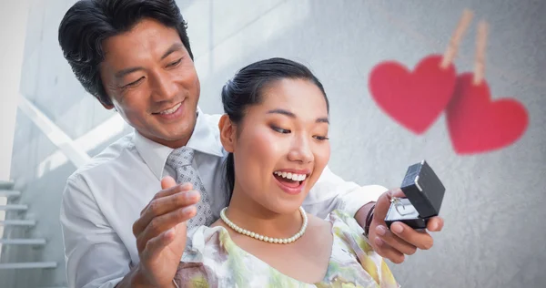 Man proposing marriage to shocked girlfriend — Stock Photo, Image