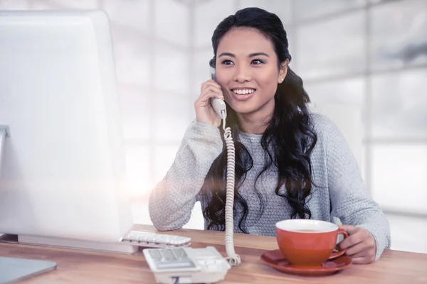 Mosolygó ázsiai nő a telefonhívás — Stock Fotó