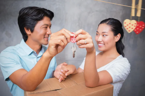 Couple holding house key — Stock Photo, Image