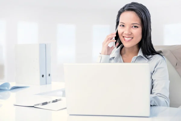 Mujer de negocios llamando al escritorio —  Fotos de Stock