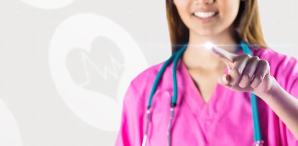Asijská sestra s stetoskop směřující před sebe — Stock fotografie