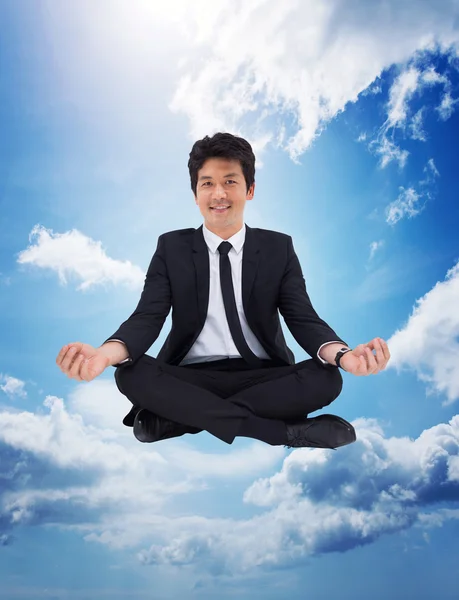 Geschäftsmann sitzt mit Meditationsgeste — Stockfoto