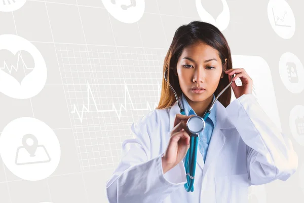 Asiatiska läkare håller hennes stetoskop — Stockfoto