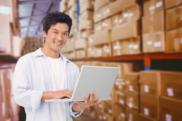 Glimlachende man met zijn laptop — Stockfoto