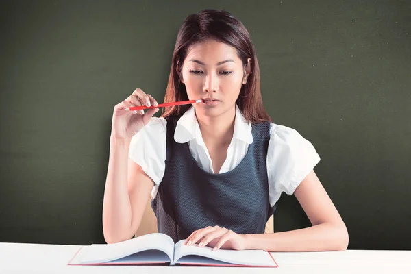 Thoughtful businesswoman reading — Stock Photo, Image