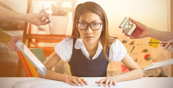 Mani che tengono i dispositivi contro busimesswoman — Foto Stock