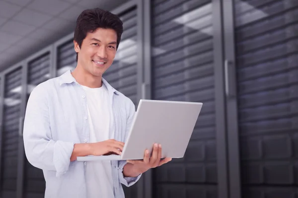 Glimlachende man met zijn laptop — Stockfoto