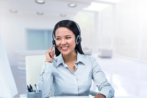 Mulher de negócios sorrindo usando fone de ouvido — Fotografia de Stock