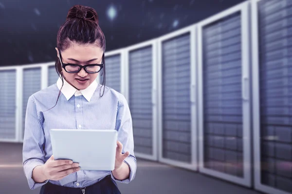 Asiatische Geschäftsfrau mit Tablet — Stockfoto