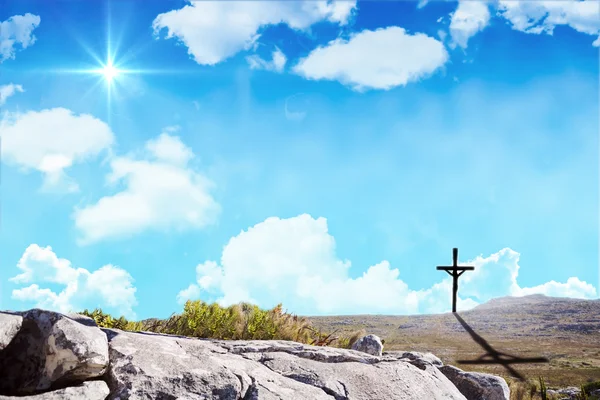 Kreuz-Symbolform über blauem Himmel — Stockfoto