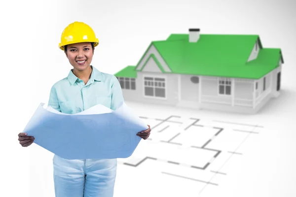 Arquiteto lendo um plano com capacete amarelo — Fotografia de Stock