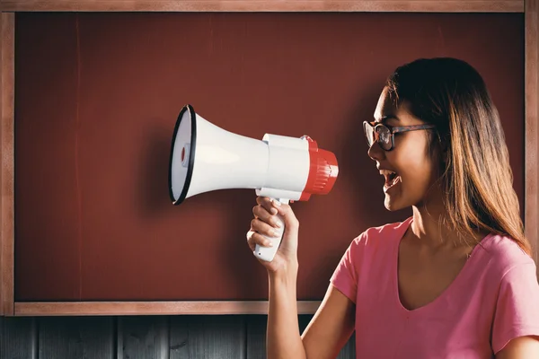 Mulher asiática gritando em megafone — Fotografia de Stock