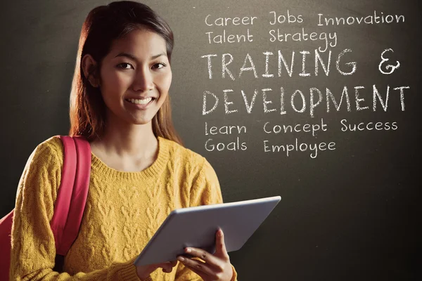 Asiática estudante usando tablet — Fotografia de Stock