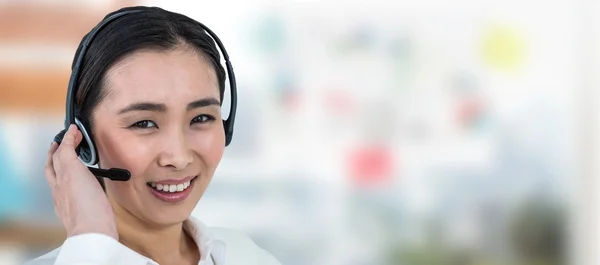 Lächelnde Geschäftsfrau mit Headset — Stockfoto