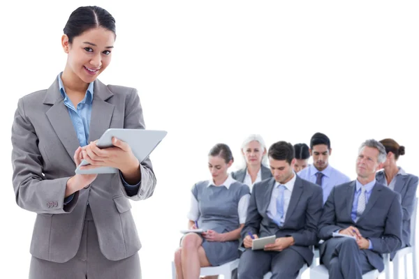 Smiling businesswoman using a tablet computer — Stock Photo, Image