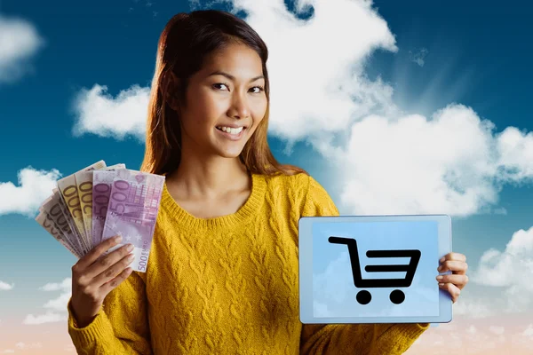 Aziatische vrouw met Tablet PC- en bankbiljetten — Stockfoto
