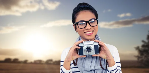 Smiling Asian woman holding camera — Stock Photo, Image
