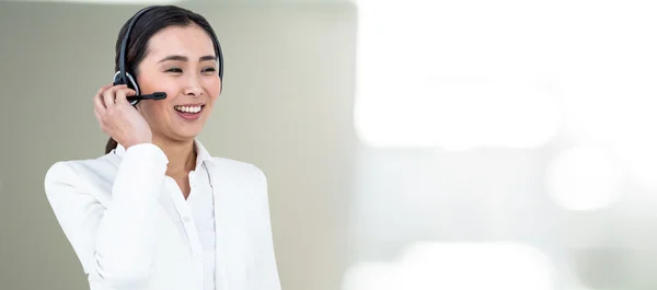 Lächelnde Geschäftsfrau mit Headset — Stockfoto