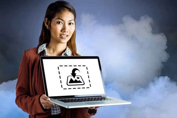 Mujer de negocios sonriente mostrando un ordenador portátil — Foto de Stock