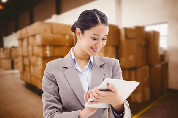 Zakenvrouw met behulp van een Tablet PC — Stockfoto