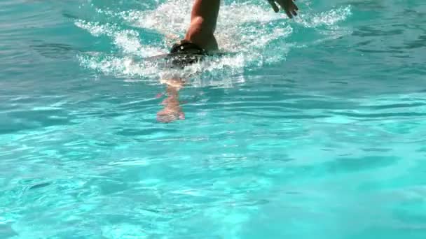 Fit hombre nadando en la piscina — Vídeos de Stock