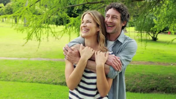 Smiling couple embracing in park — Stock Video