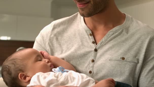 Bello padre che tiene in braccio il suo bambino — Video Stock