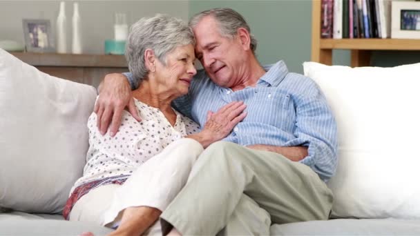 Senior couple embracing in living room — Stock Video