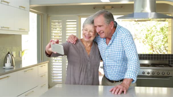 Oudere paar nemen Selfie — Stockvideo