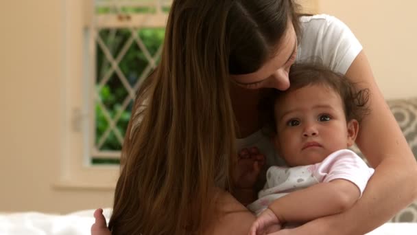Madre con lindo bebé sentado en la cama — Vídeos de Stock