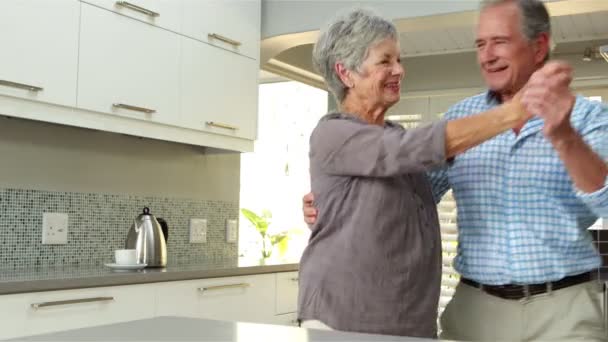 Seniorenpaar lächelt und tanzt — Stockvideo