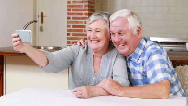 Yaşlı çift selfie çekiyor. — Stok video