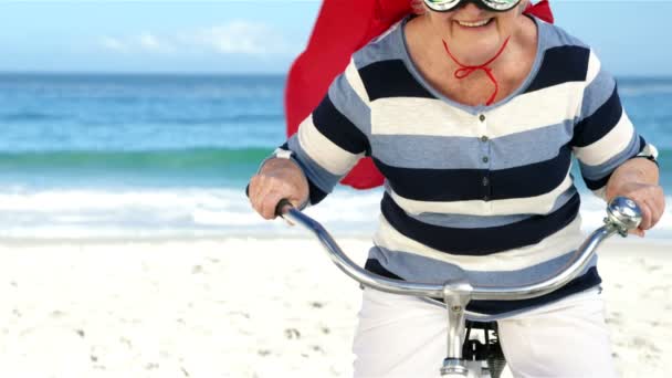 Starszy kobieta na rowerze — Wideo stockowe