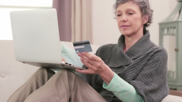 Mulher usando seu cartão para comprar online — Vídeo de Stock