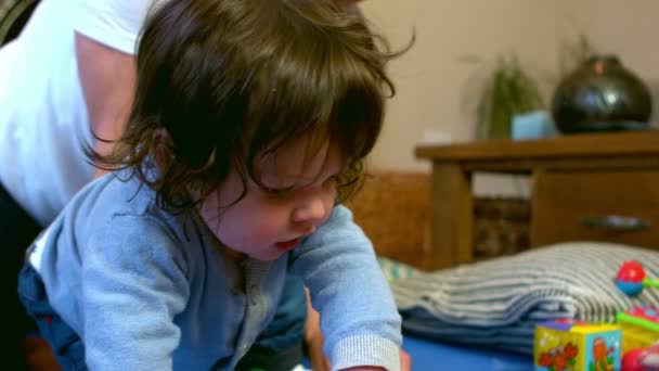 Bebê bonito brincando com brinquedos — Vídeo de Stock