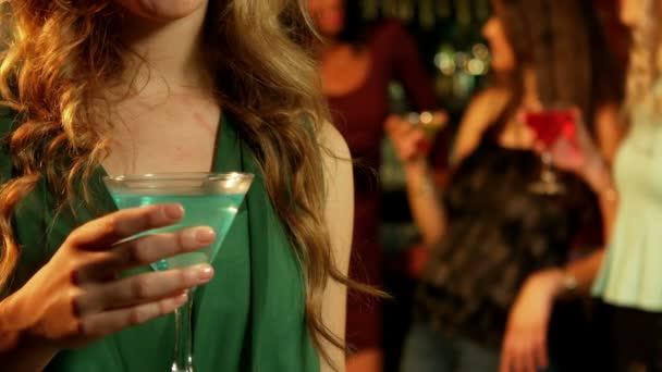 Donna che prende un cocktail con gli amici — Video Stock